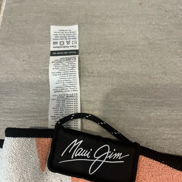 Maui Jim Hawaiian floral, sunset colors, Microfiber, Quick Dry - Picture 4 of 8